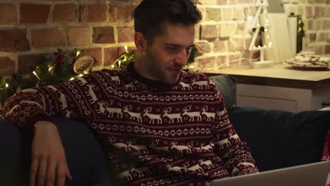 Young-adult-man-showing-Christmas-present-and-chatting